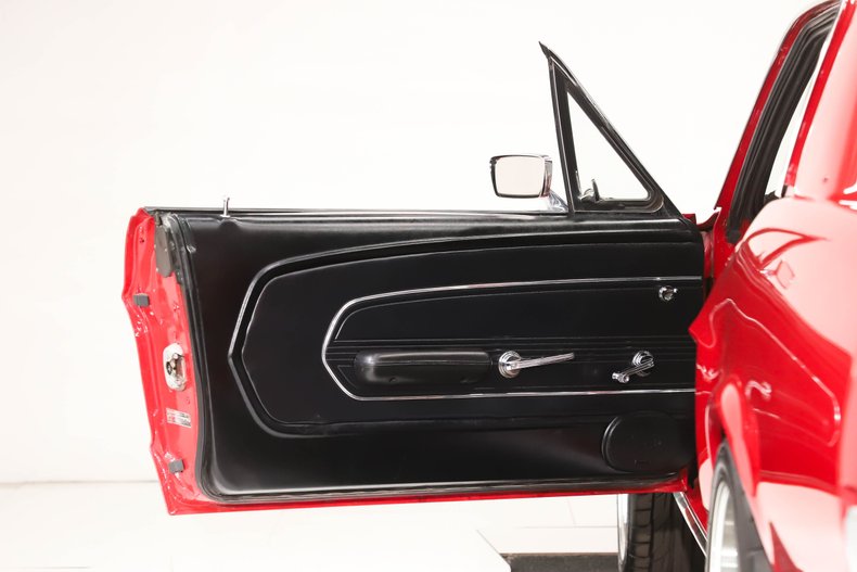Unknown-Mustang-1967-Candy-Apple-Red-Black-7