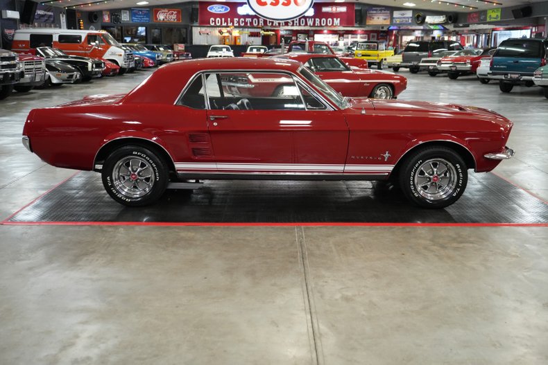 Unknown-Mustang-1967-Red-Black-16