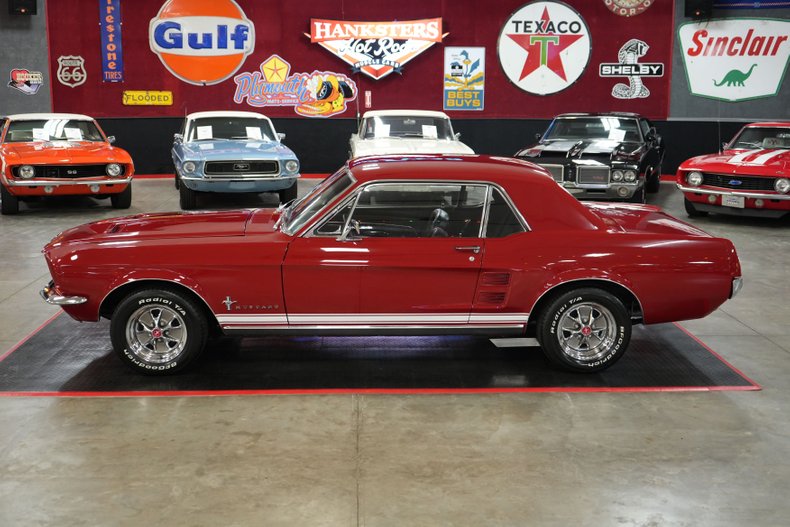 Unknown-Mustang-1967-Red-Black-26
