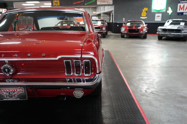Unknown-Mustang-1967-Red-Black-48