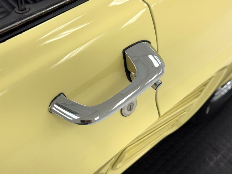 Unknown-Mustang-1967-Springtime-Yellow-Black-27