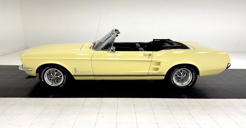 Unknown-Mustang-1967-Springtime-Yellow-Black-3