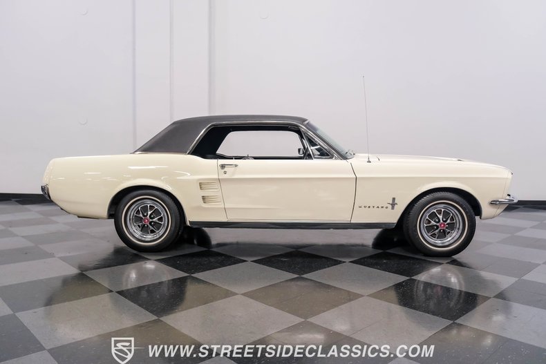 Unknown-Mustang-1967-Wimbledon-White-Black-1
