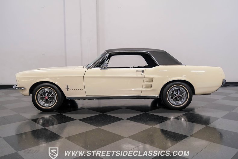 Unknown-Mustang-1967-Wimbledon-White-Black