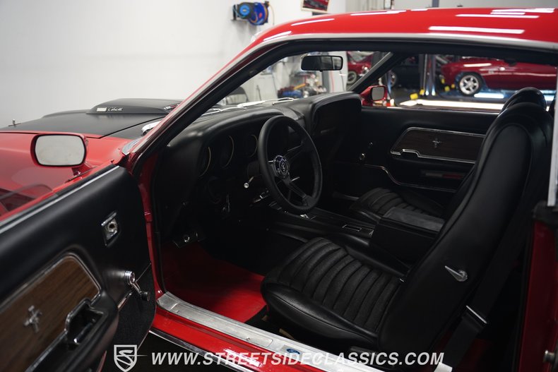 Unknown-Mustang-1969-Candy-Apple-Red-Black-3