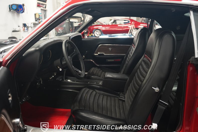 Unknown-Mustang-1969-Candy-Apple-Red-Black-46