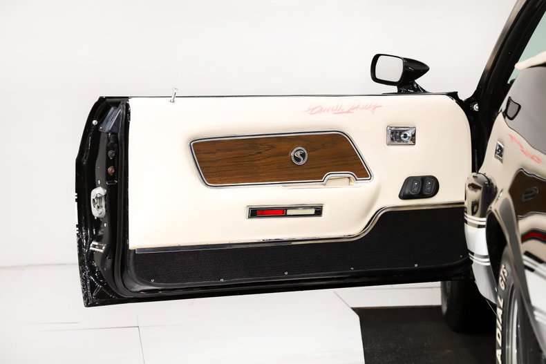 Unknown-Mustang-1969-Raven-Black-White-14