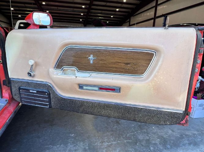 Unknown-Mustang-1970-Calypso-CoralWhite-White-Knit-Vinyl-Del-26