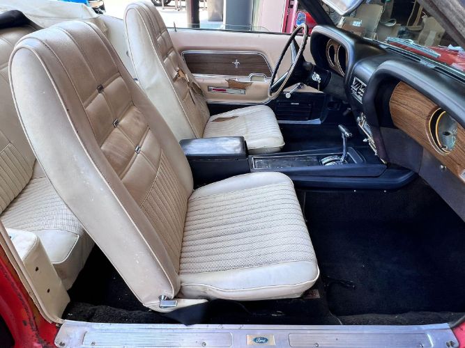 Unknown-Mustang-1970-Calypso-CoralWhite-White-Knit-Vinyl-Del-32