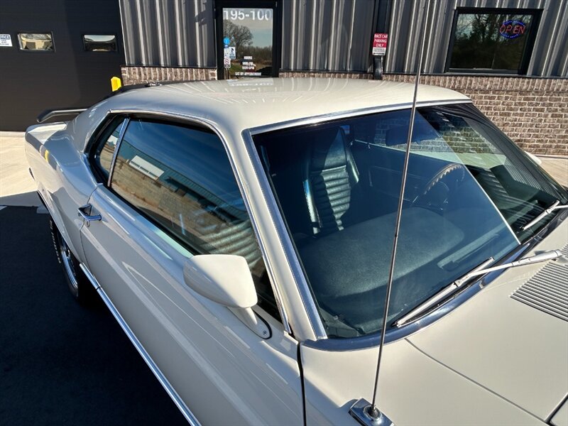 Unknown-Mustang-1970-White-Black-23