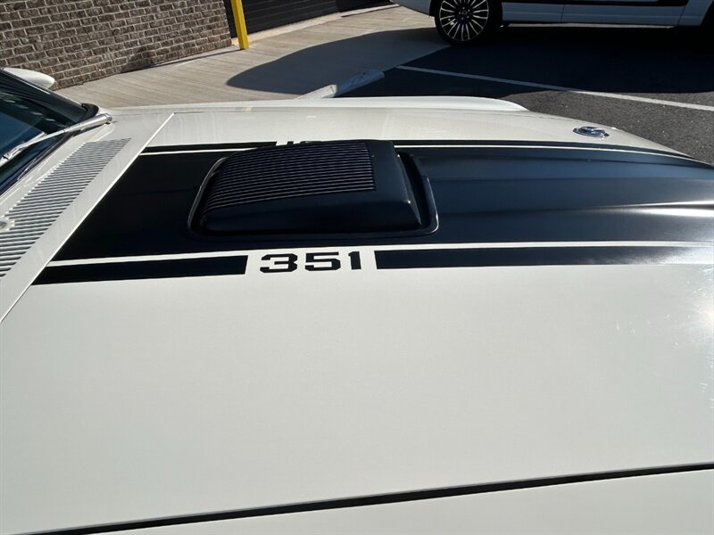 Unknown-Mustang-1970-White-Black-24