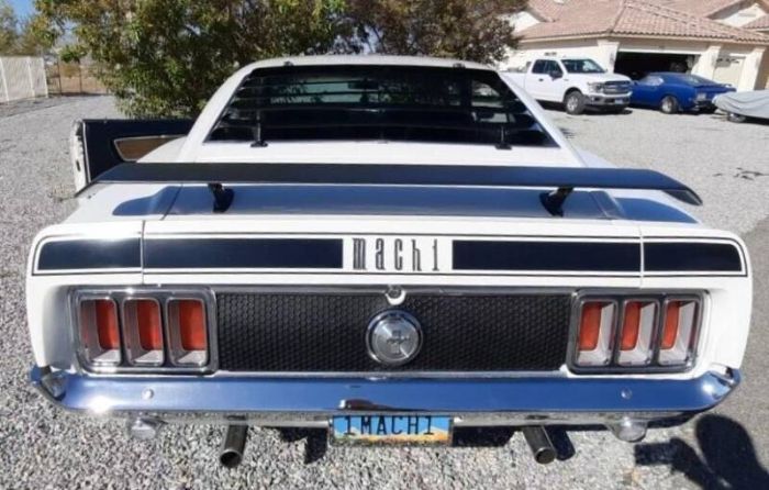 Unknown-Mustang-1970-WhiteBlack-4