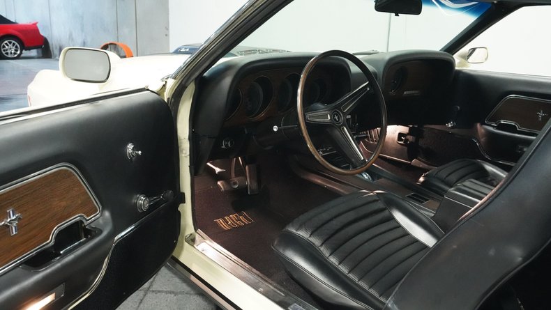 Unknown-Mustang-1970-Wimbledon-White-Black-2