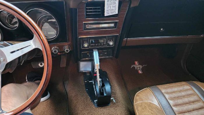 Unknown-Mustang-1973-Matte-GoldBlack-Vin-Ginger-6