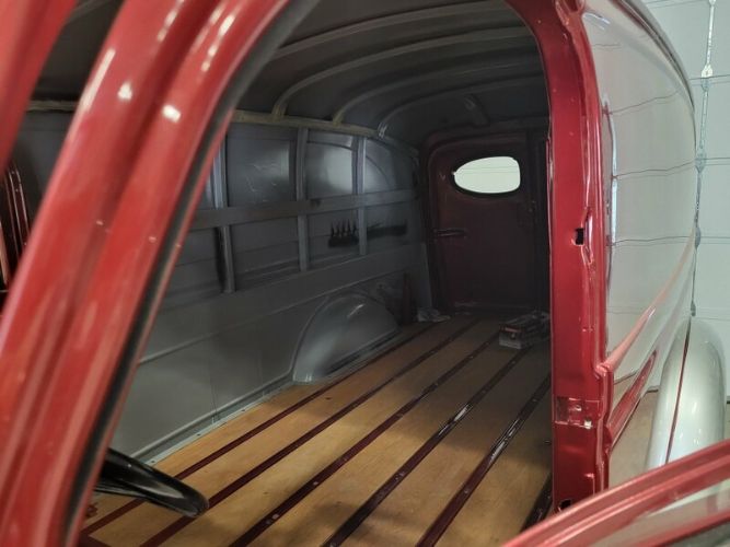 Unknown-Panel-truck-1946-Red-2