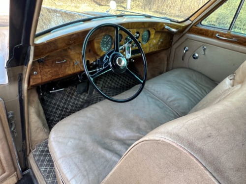 Unknown-Phantom-v-1960-Black-over-beige-Tan-3