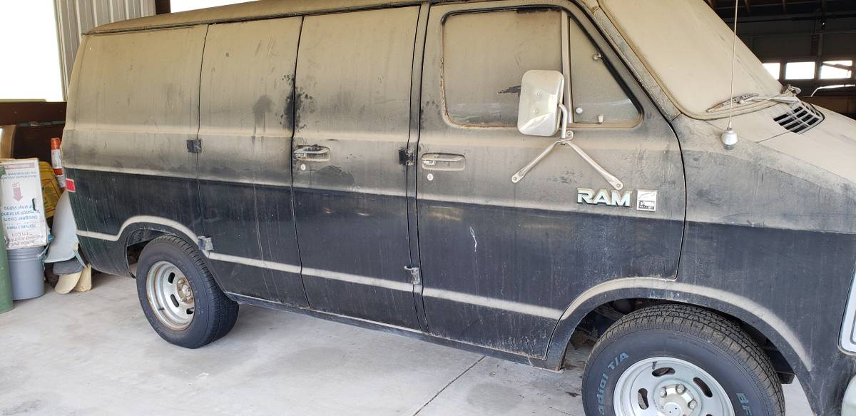 Unknown-Ram-van-250-1981-black-2