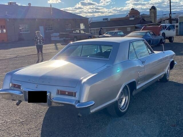 Unknown-Riviera-1963-Silver-Black