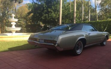 Unknown-Riviera-1967-Green-11