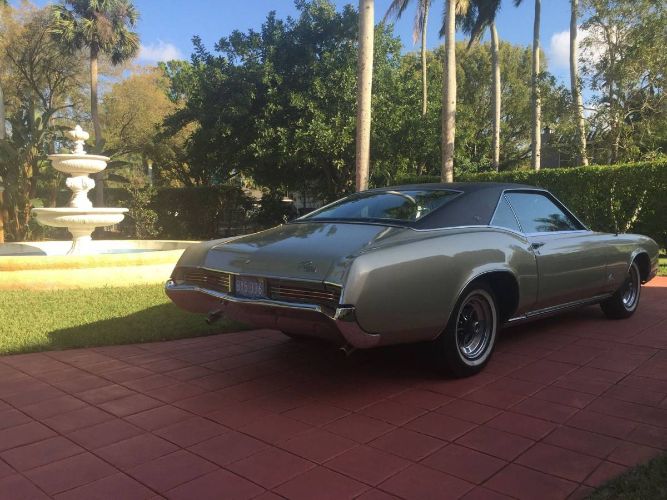 Unknown-Riviera-1967-Green-11