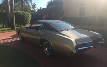 Unknown-Riviera-1967-Green-12