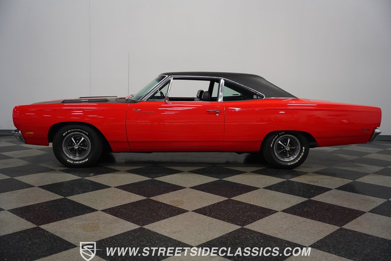 Unknown-Road-runner-1969-Barracuda-Orange-Black-1
