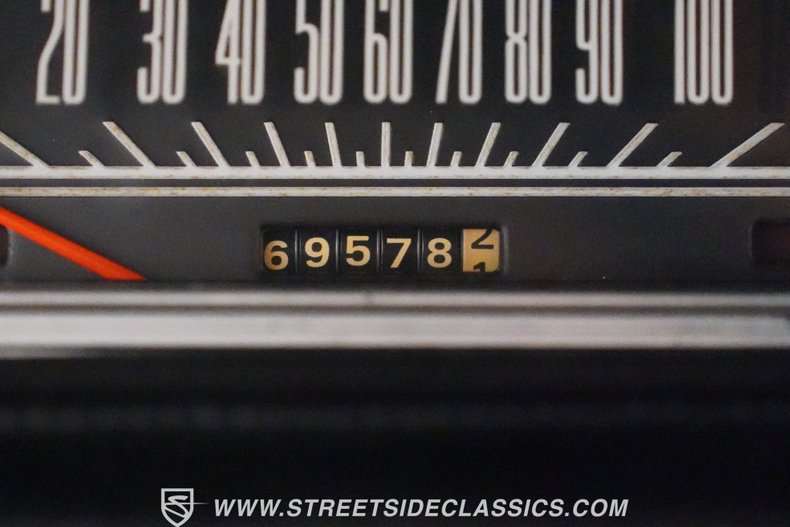 Unknown-Road-runner-1969-Barracuda-Orange-Black-9
