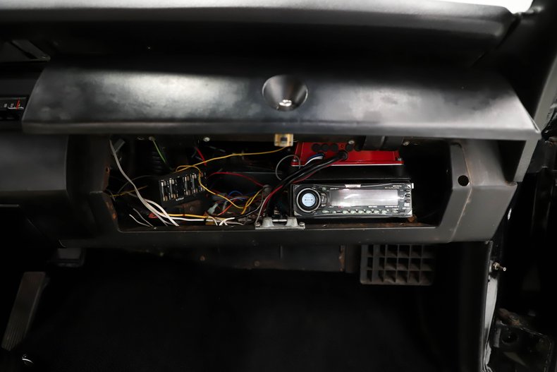 Unknown-Road-runner-1969-Black-Velvet-White-20