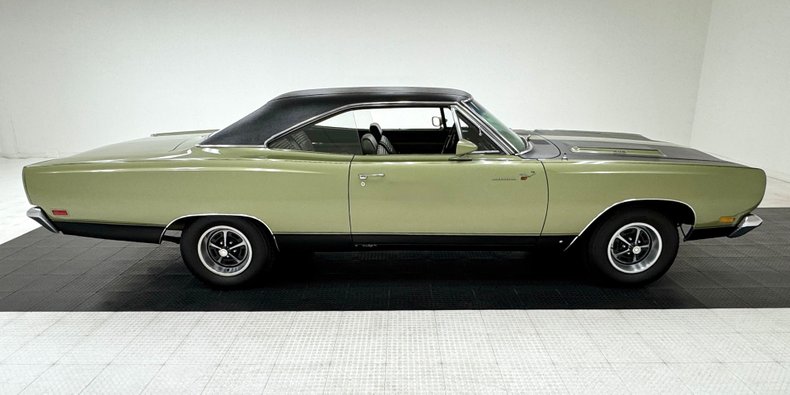 Unknown-Road-runner-1969-Frost-Green-Metallic-Light-Green-10