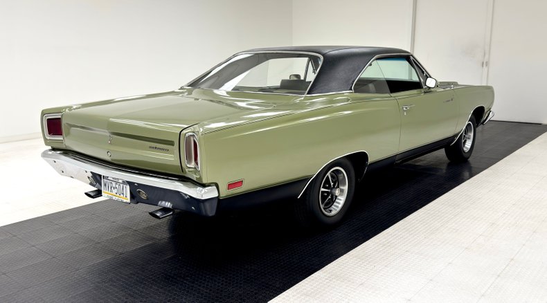 Unknown-Road-runner-1969-Frost-Green-Metallic-Light-Green-3