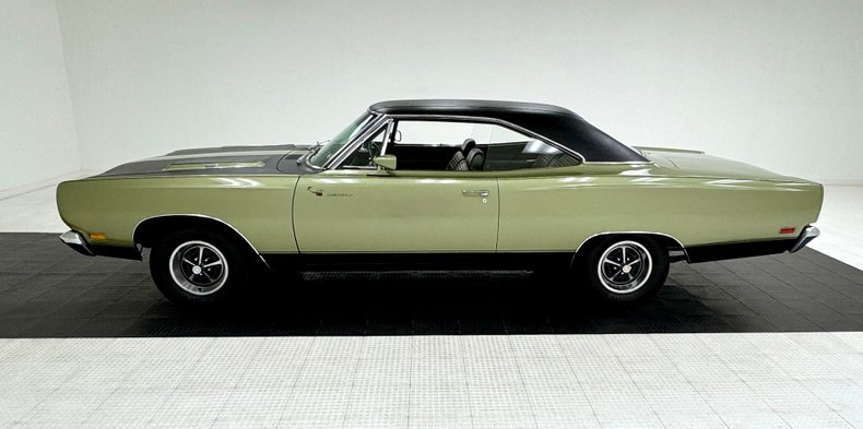 Unknown-Road-runner-1969-Frost-Green-Metallic-Light-Green