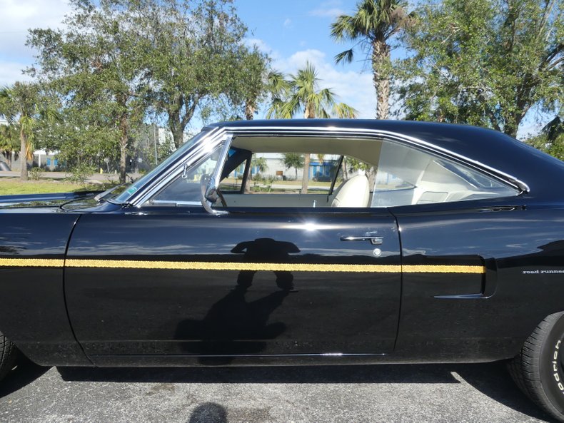 Unknown-Road-runner-1970-Black-Velvet-White-38