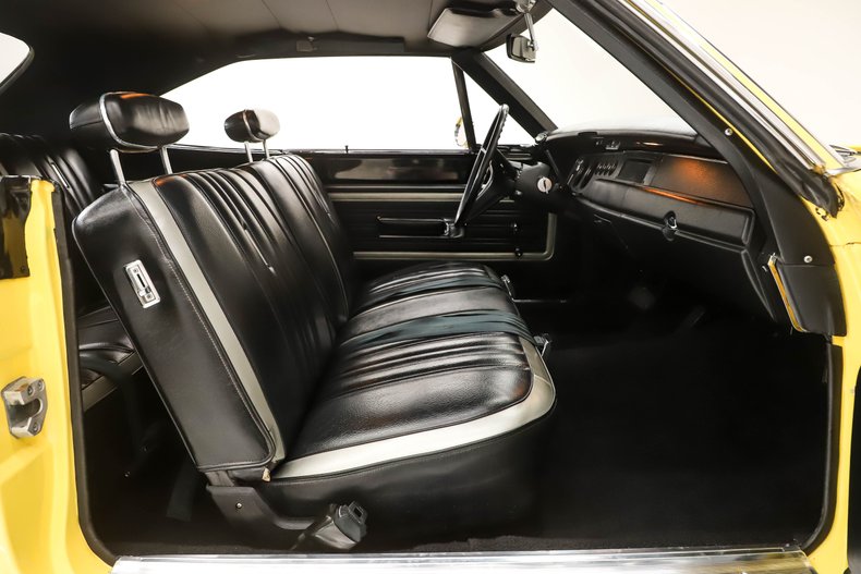 Unknown-Road-runner-1970-Lemon-Twist-Black-47