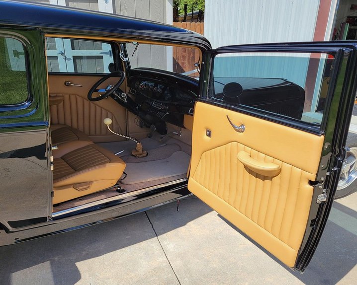 Unknown-Sedan-1932-Black-Tan-10