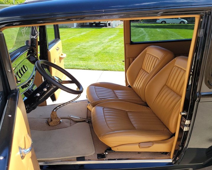 Unknown-Sedan-1932-Black-Tan-11