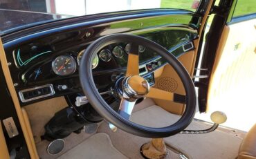 Unknown-Sedan-1932-Black-Tan-16