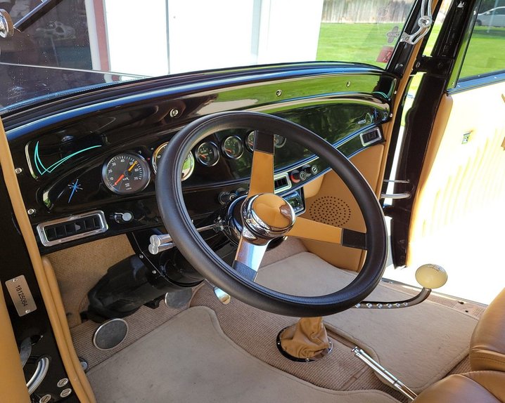 Unknown-Sedan-1932-Black-Tan-16
