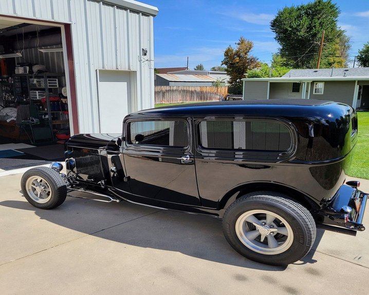 Unknown-Sedan-1932-Black-Tan-36