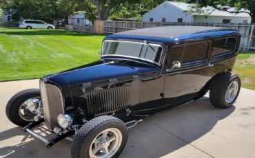 Unknown-Sedan-1932-Black-Tan-37