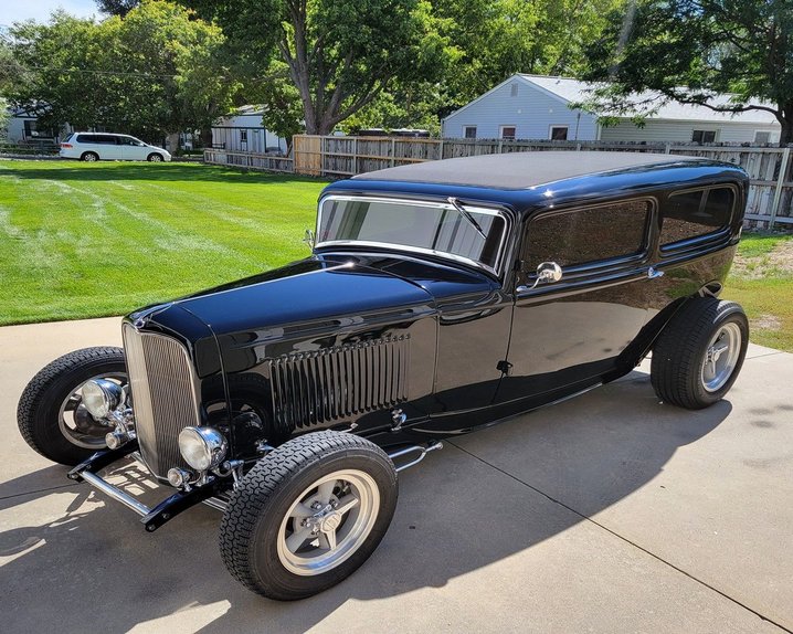 Unknown-Sedan-1932-Black-Tan-37
