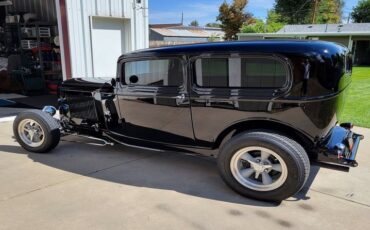 Unknown-Sedan-1932-Black-Tan