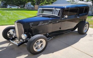 Unknown-Sedan-1932-Black-Tan-38