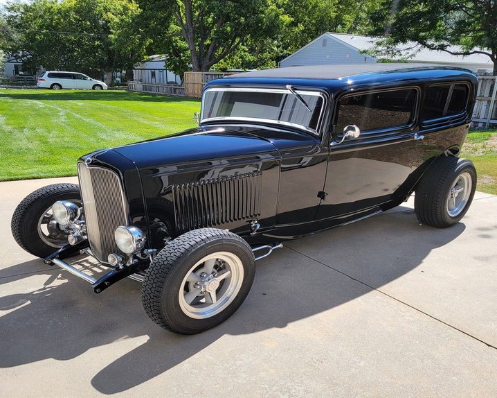 Unknown-Sedan-1932-Black-Tan-38