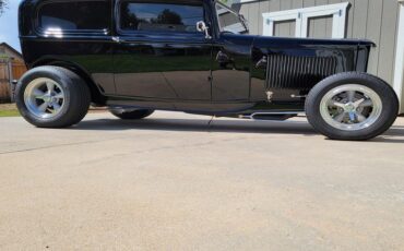 Unknown-Sedan-1932-Black-Tan-5