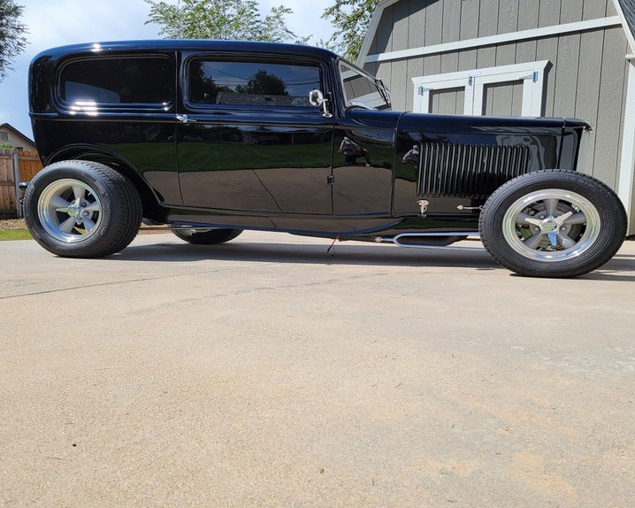 Unknown-Sedan-1932-Black-Tan-5