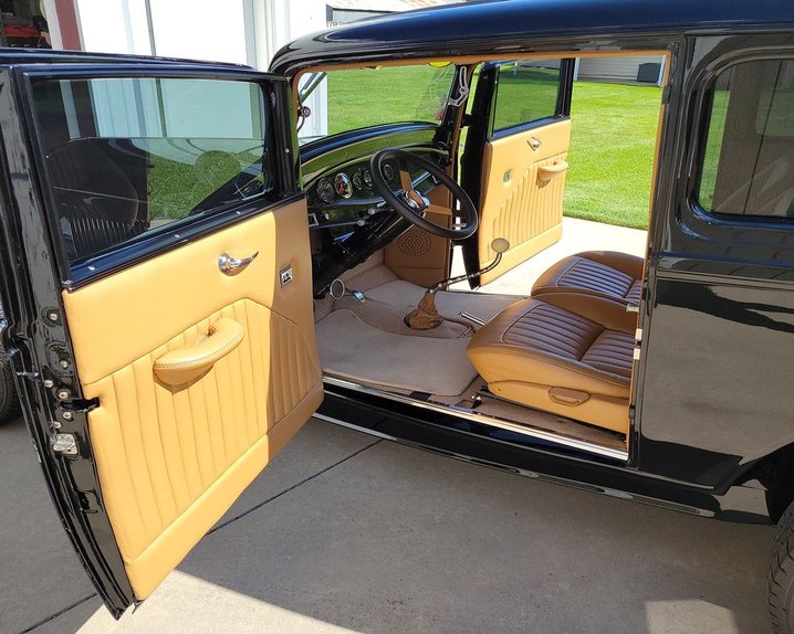 Unknown-Sedan-1932-Black-Tan-7