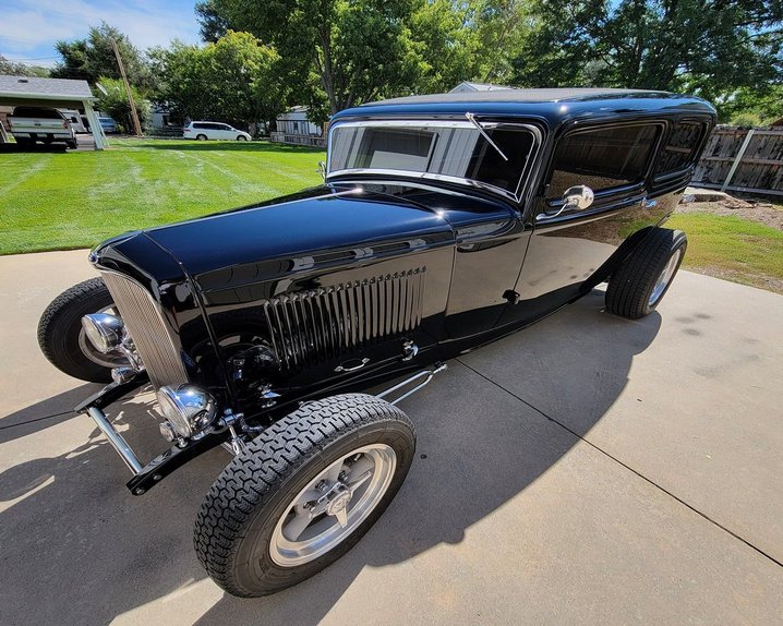 Unknown-Sedan-1932-Black-Tan-9