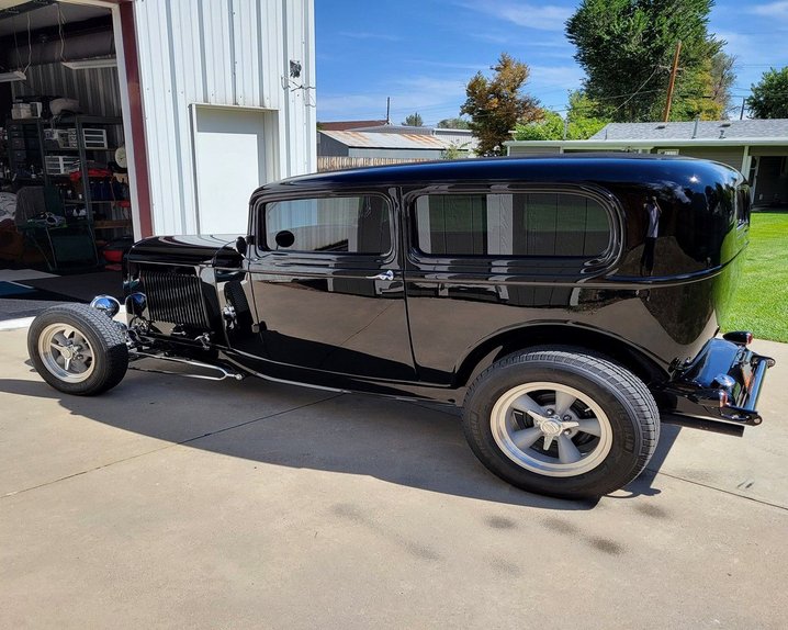 Unknown-Sedan-1932-Black-Tan