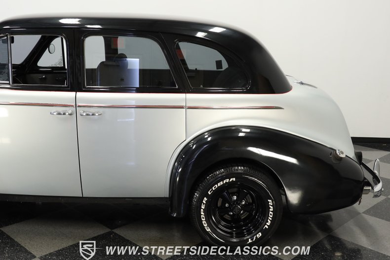 Unknown-Sedan-1939-Black-and-Silver-Gray-32