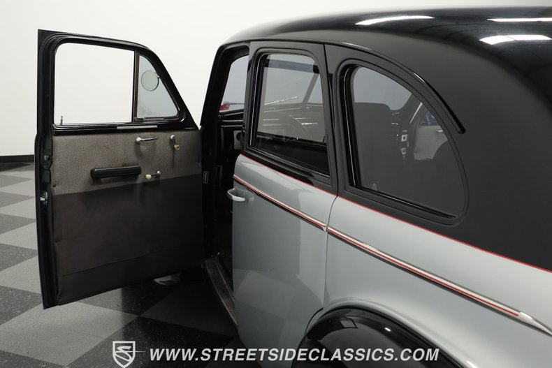 Unknown-Sedan-1939-Black-and-Silver-Gray-39
